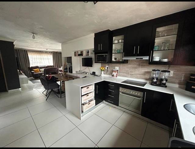 3 BEDROOM HOUSE FOR SALE IN BLUE HILLS
